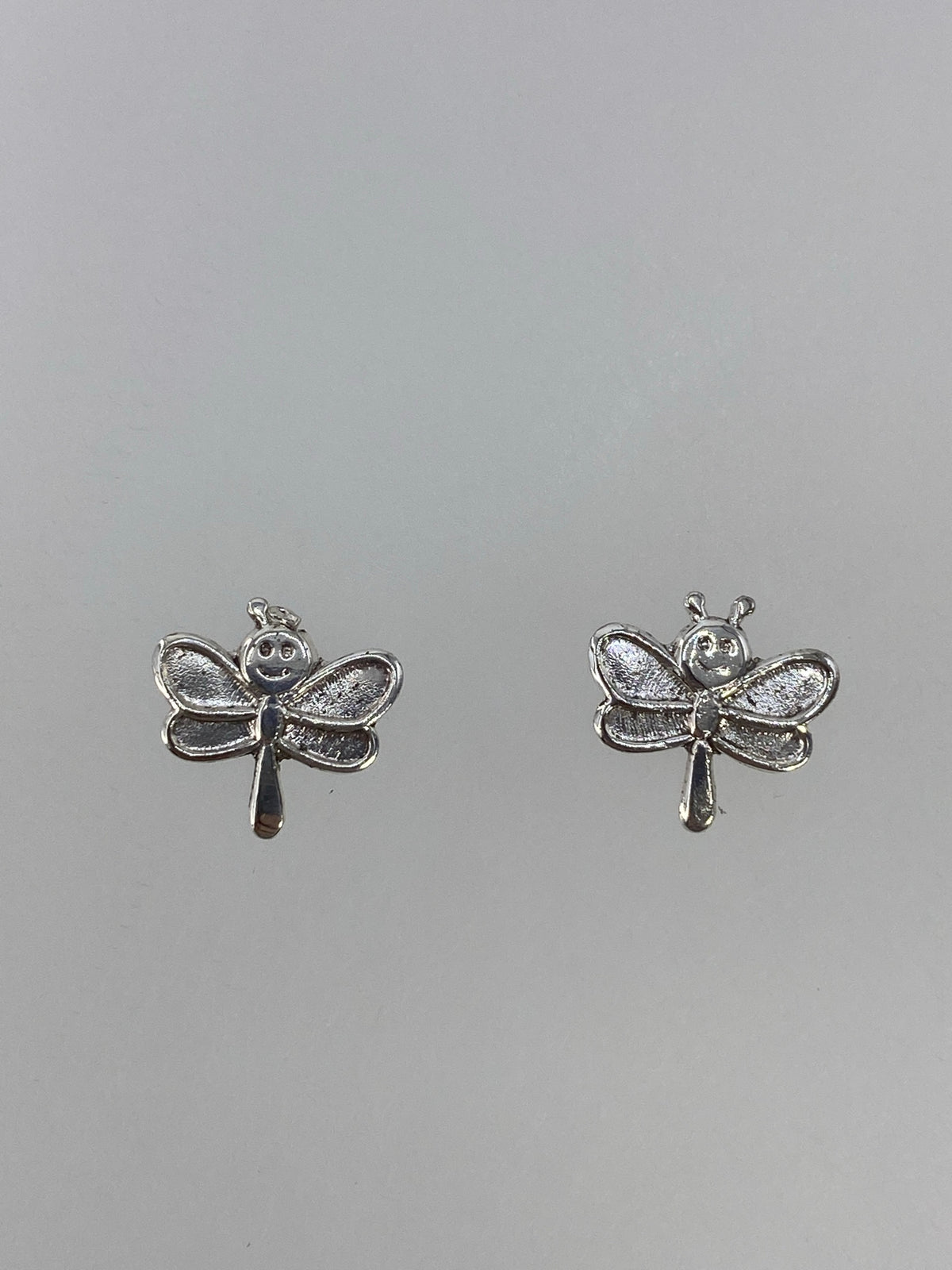 Par de aretes de plata 925 con forma de libélula, cartoneado, 1 cm de largo
