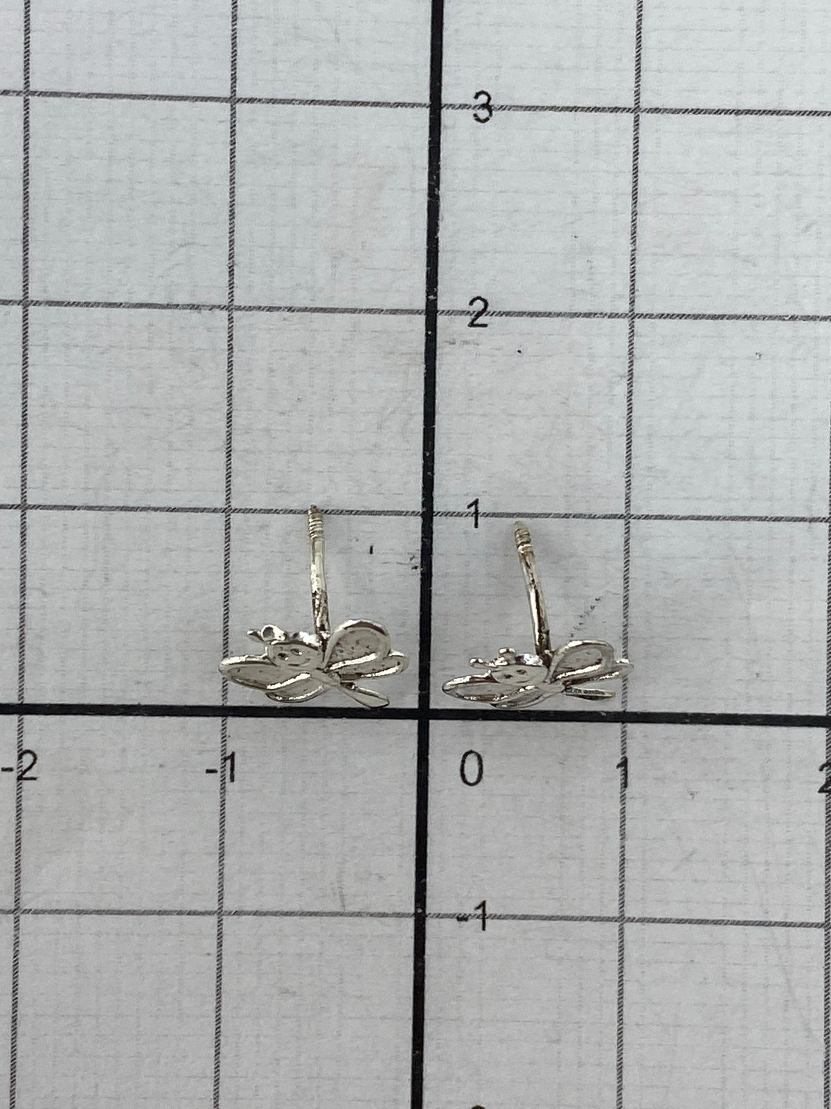 Aretes de plata cartoneado libélula en caja de presentación