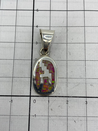 Medida del dije (3.7 cm × 1.4 cm) en regla para mostrar tamaño compacto