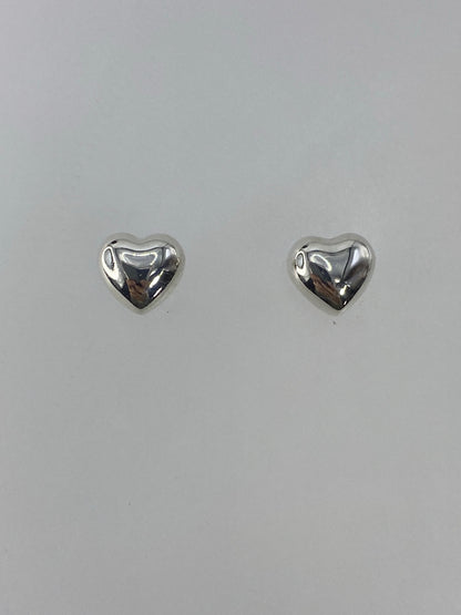Detalle de un arete de plata mostrando el acabado cartoneado de la bola
