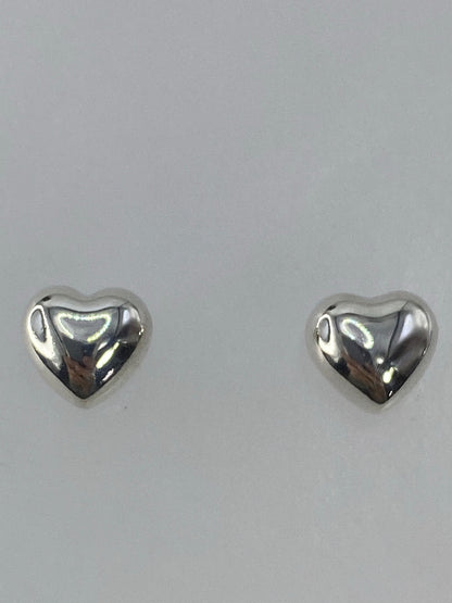 Los dos aretes juntos sobre una regla de centímetros, midiendo 1.8 cm de largo