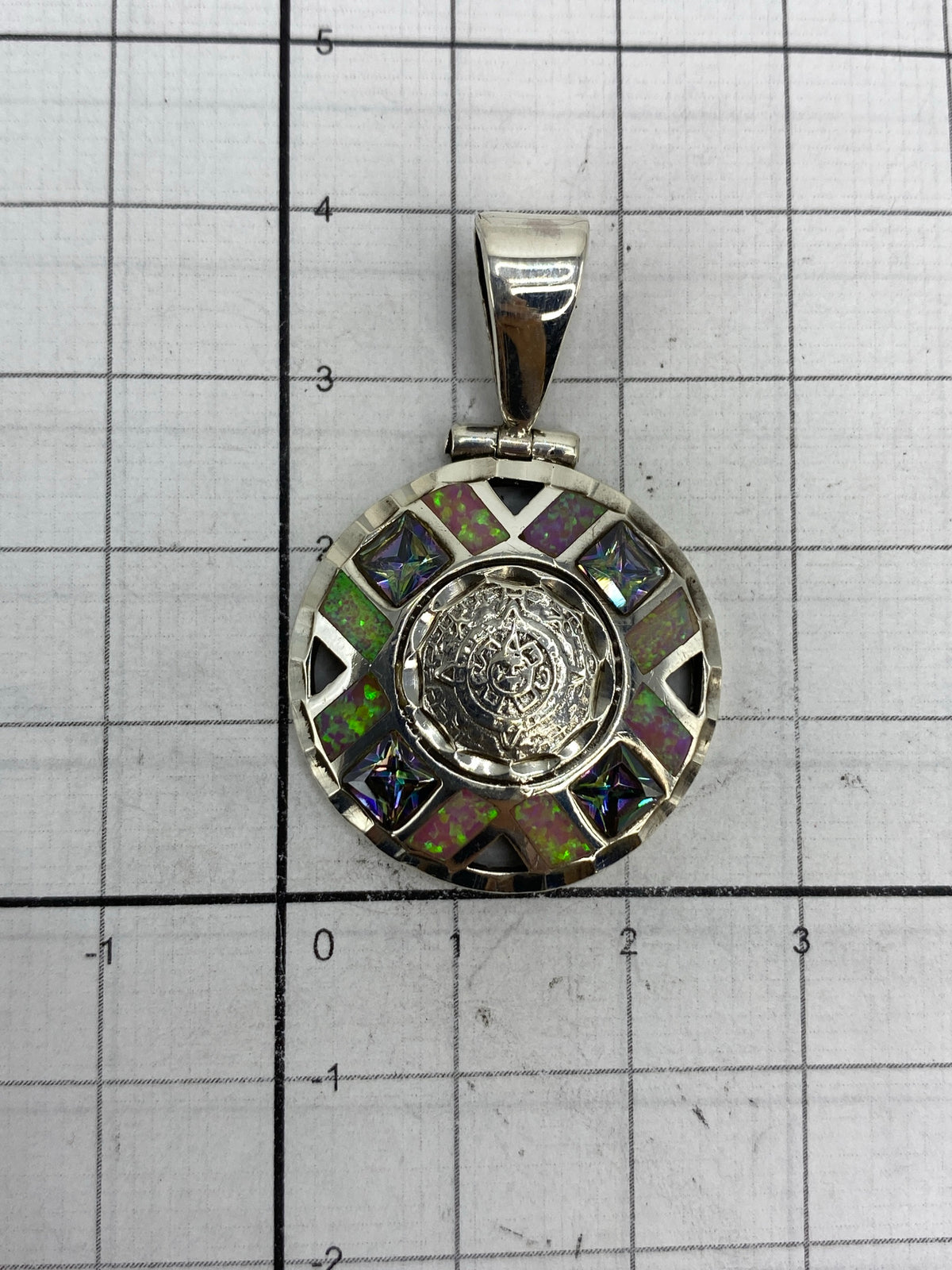 Dije sobre escala métrica mostrando tamaño real de 3.8 × 2.5 cm