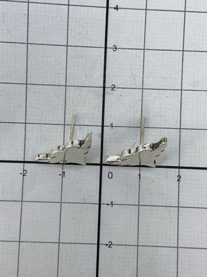 Aretes en la mano mostrando el peso ligero y el acabado pulido