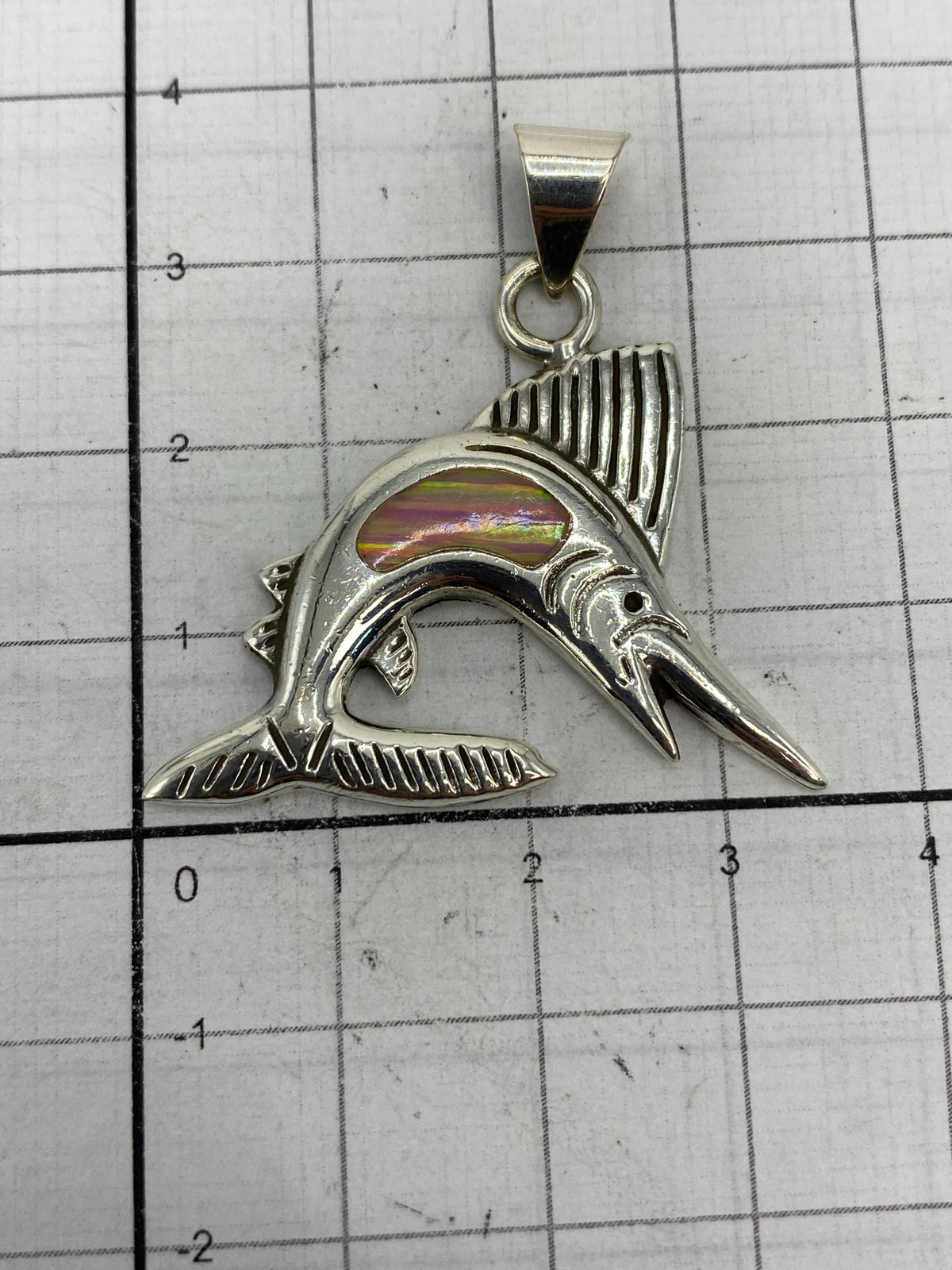 Dije de plata sobre escala de centímetros mostrando tamaño real (3.6 × 3.5 cm) y marcación 925