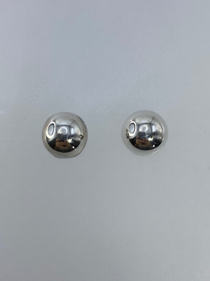 Detalle de un arete de cartoneado de Taxco, mostrando el volumen y el acabado pulido