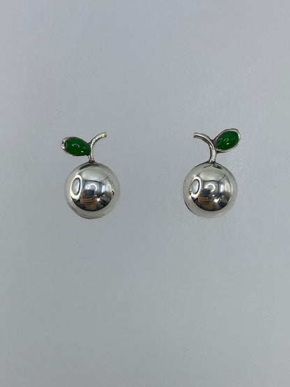 Par de aretes de plata 925 en cartoneado visto de frente mostrando la forma redonda perfecta