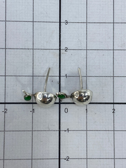 Aretes de plata en escala junto a regla mostrando el largo de 1.2 cm