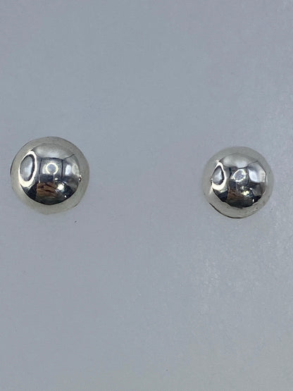 Medida de los aretes en escala milimétrica — 1.3 cm de largo
