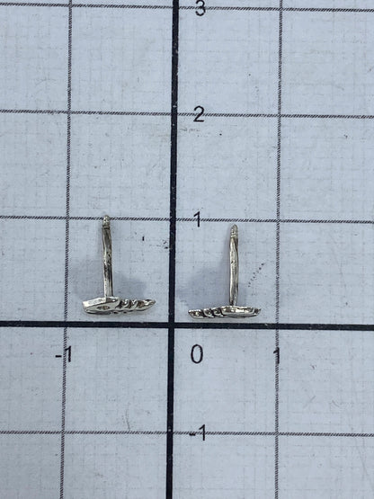 Aretes de plata cartoneado con cierre de poste sobre fondo blanco mostrando el volumen en 3D