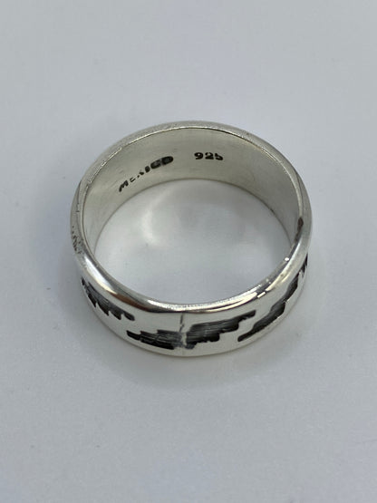Detalle del interior del anillo con el sello 925 de autenticidad