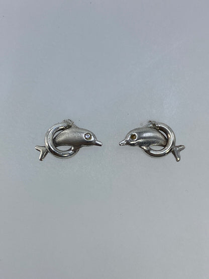 Par de aretes delfín de plata 925 cartoneado de Taxco, 1 cm de largo