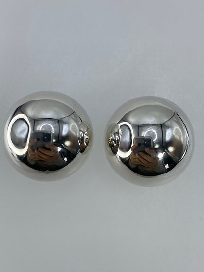 Aretes puestos mostrando el efecto de luz en el acabado