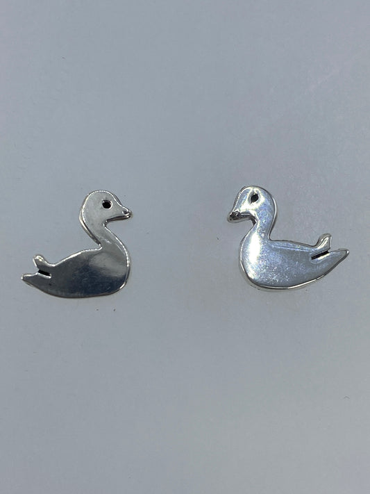 Par de aretes de plata 925 en forma de pato, visto de frente