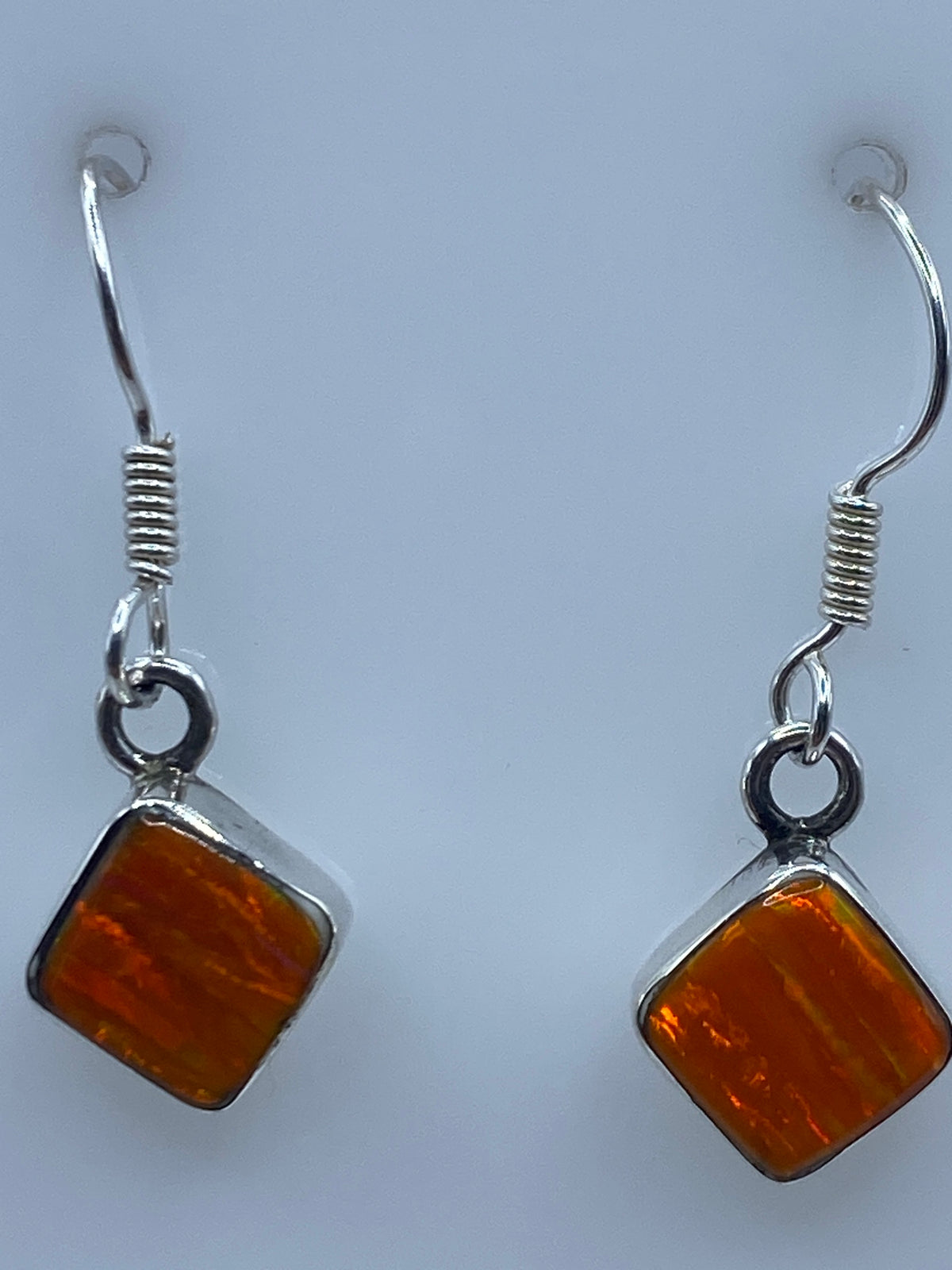 Aretes puestos en una mano, mostrando el tamaño real de 2.7 cm