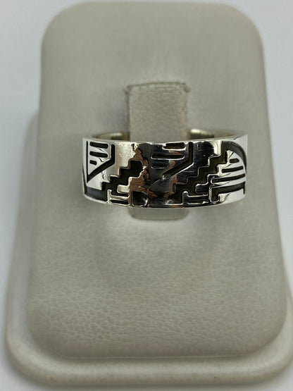 Anillo de plata con diseño prehispánico repujado, visto desde arriba mostrando el relieve del motivo