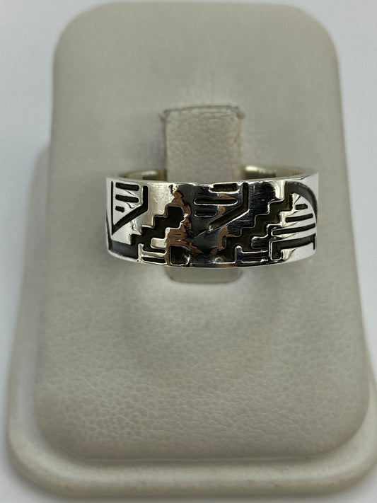 Anillo de plata con diseño prehispánico repujado, visto desde arriba mostrando el relieve del motivo