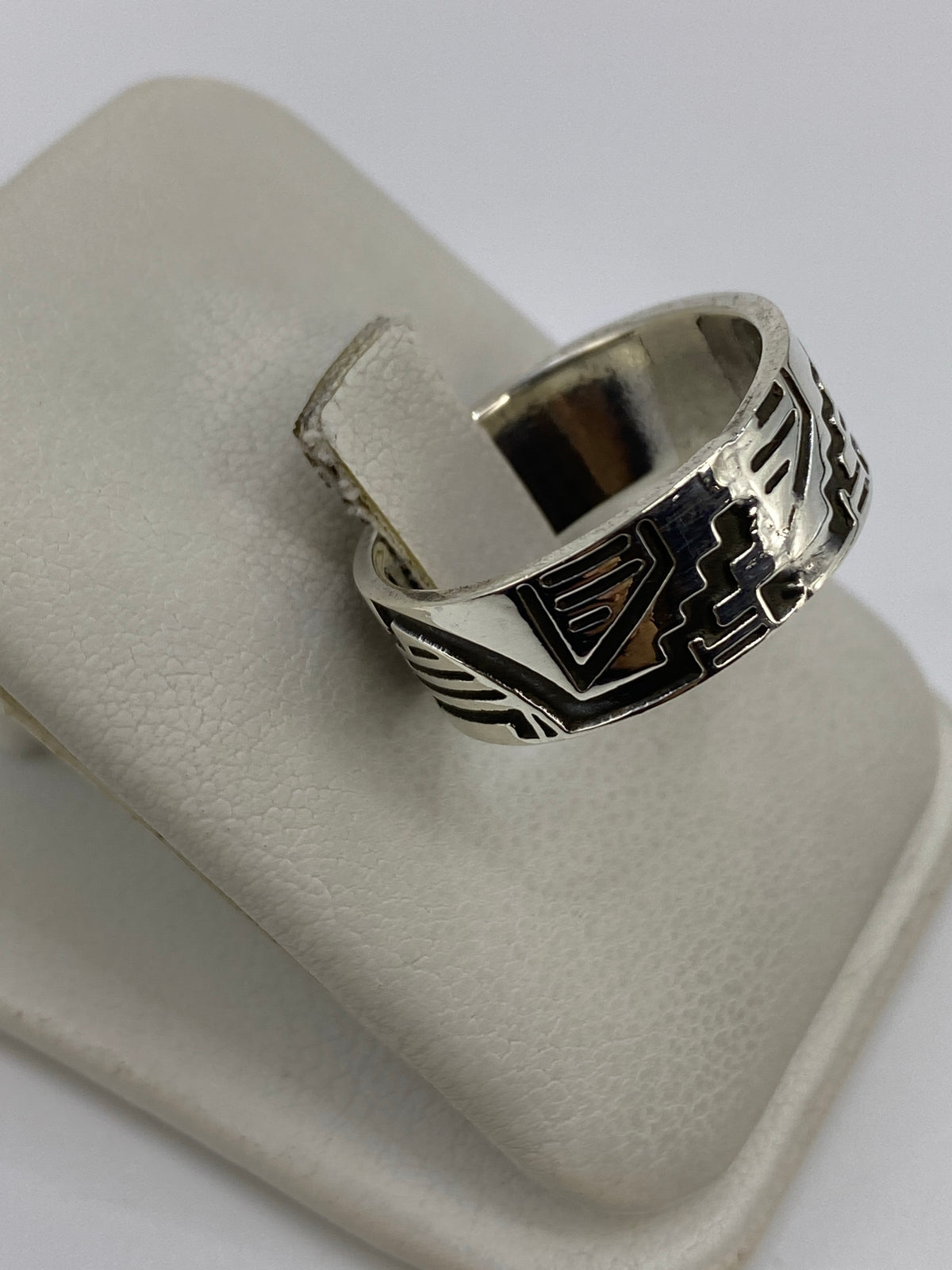 Anillo de plata repujado en mano, luciendo el acabado prehispánico con detalles oxidados