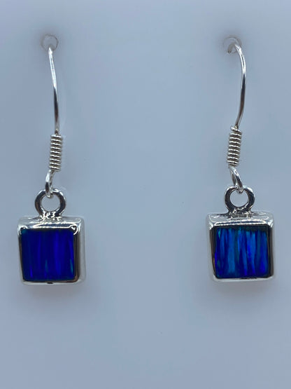 Par de aretes cuadrados de plata 925 con opalo de fuego azul, vista frontal