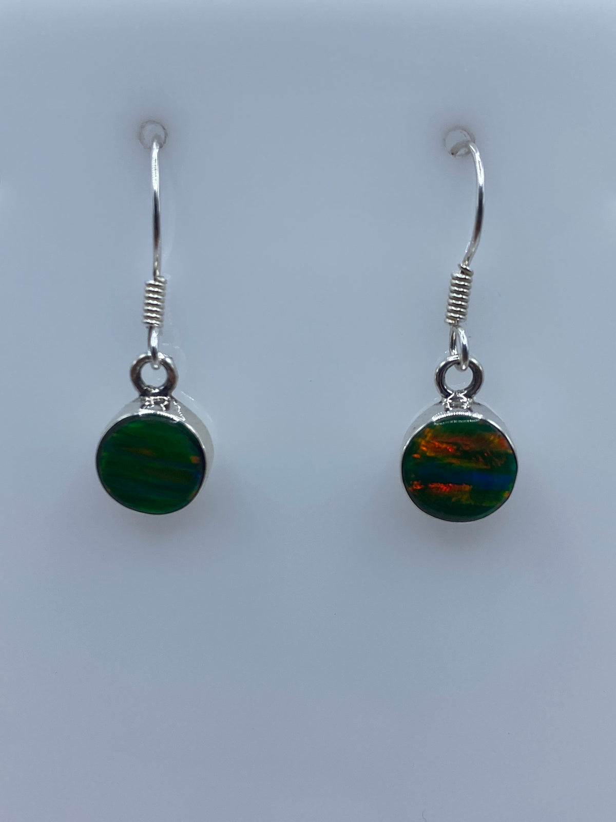 Detalle del ópalo de fuego con reflejos verdes y amarillos engastado en plata 950
