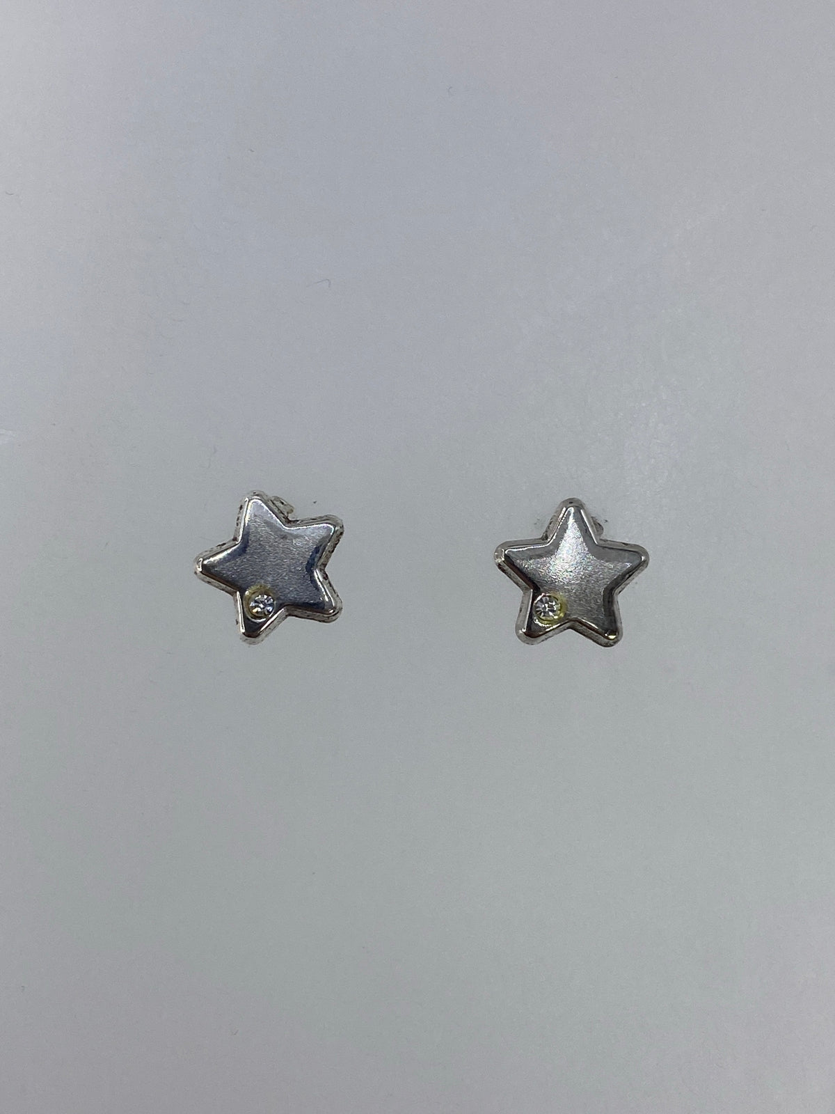 Detalle del cartoneado: volumen y planos de la estrella de plata