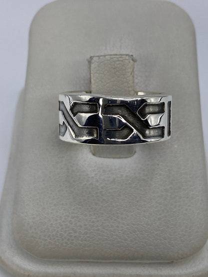 Anillo de plata 925 con eslabones geométricos en relieve, visto de frente