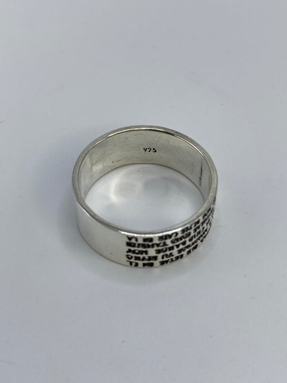 Anillo sobre fondo azul mostrando el acabado pulido de la plata de Taxco