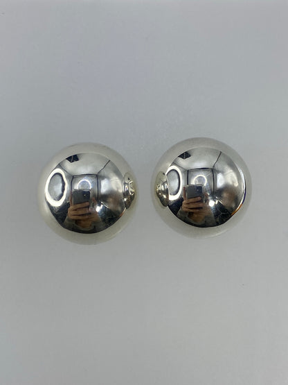 Par de aretes de plata 925 en cartoneado, esféricos minimalistas, sobre fondo blanco