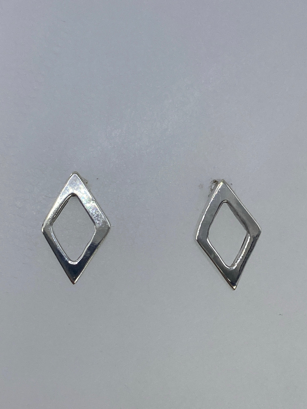 Detalle de un arete de cartoneado mostrando el volumen 3D de la técnica de Taxco