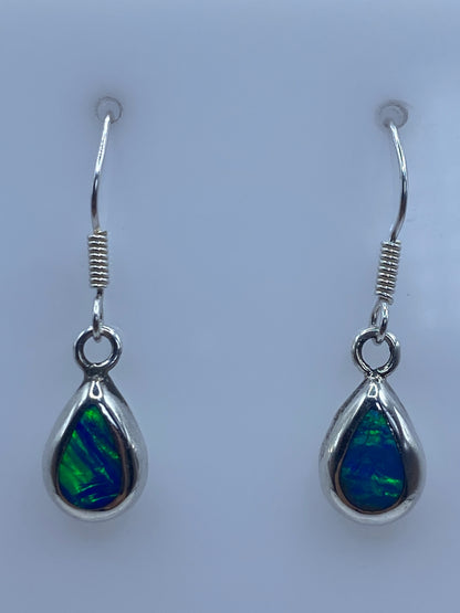 Par de aretes de plata con ópalo de fuego azul engastado a mano