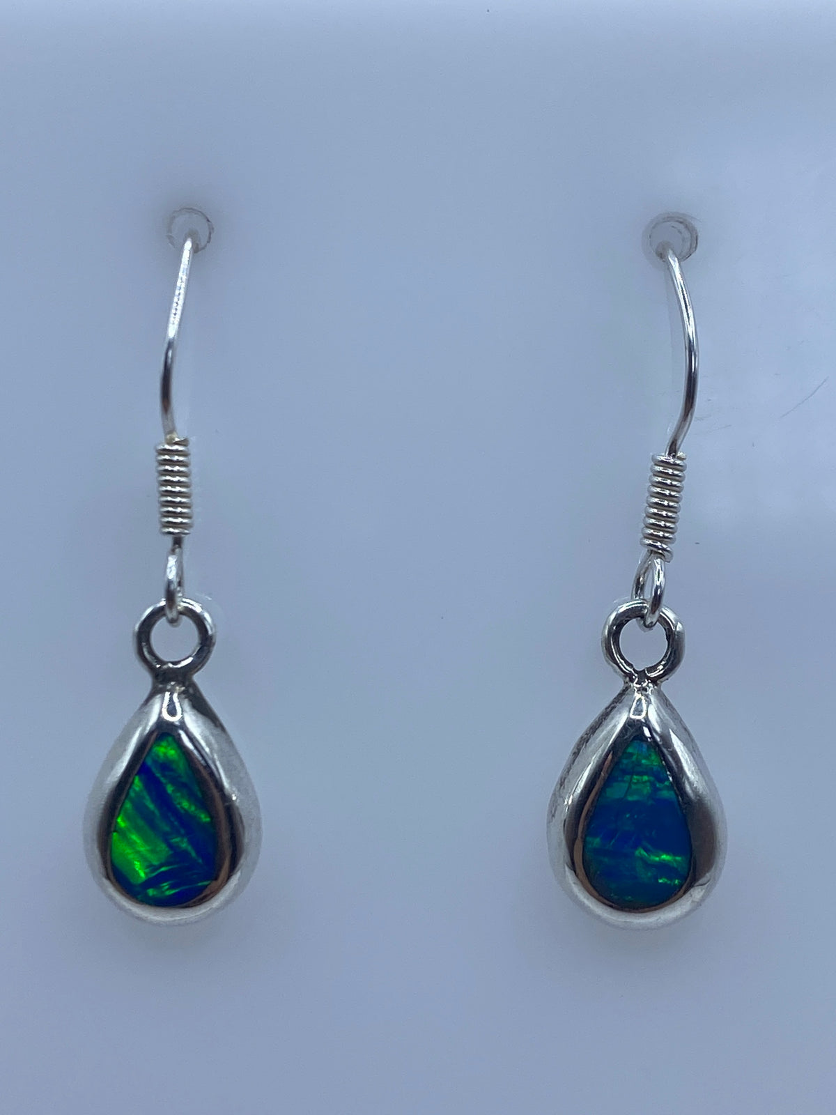 Detalle del ópalo de fuego azul en los aretes de Taxco
