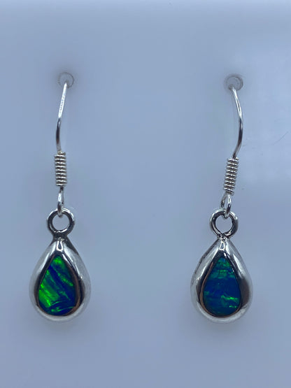 Detalle del ópalo de fuego azul en los aretes de Taxco