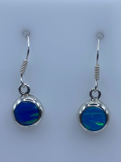 Par de aretes de plata 950 con Ópalo de Fuego azul engastado a mano, de 2.8 cm de largo