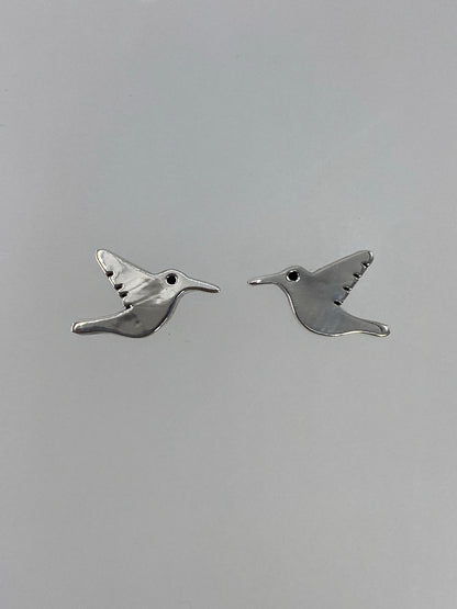 Detalle del arete de colibrí minimalista, vista frontal, largo 1.2 cm