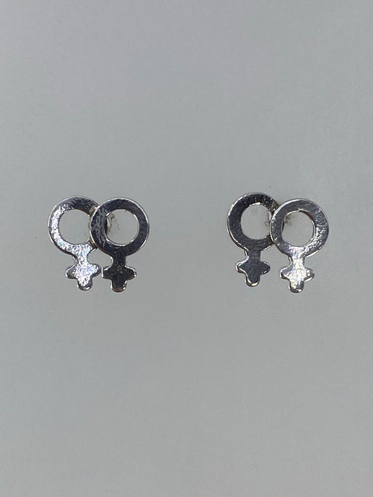 Par de aretes de plata 925 con símbolo femenino en cartoneado, vista frontal