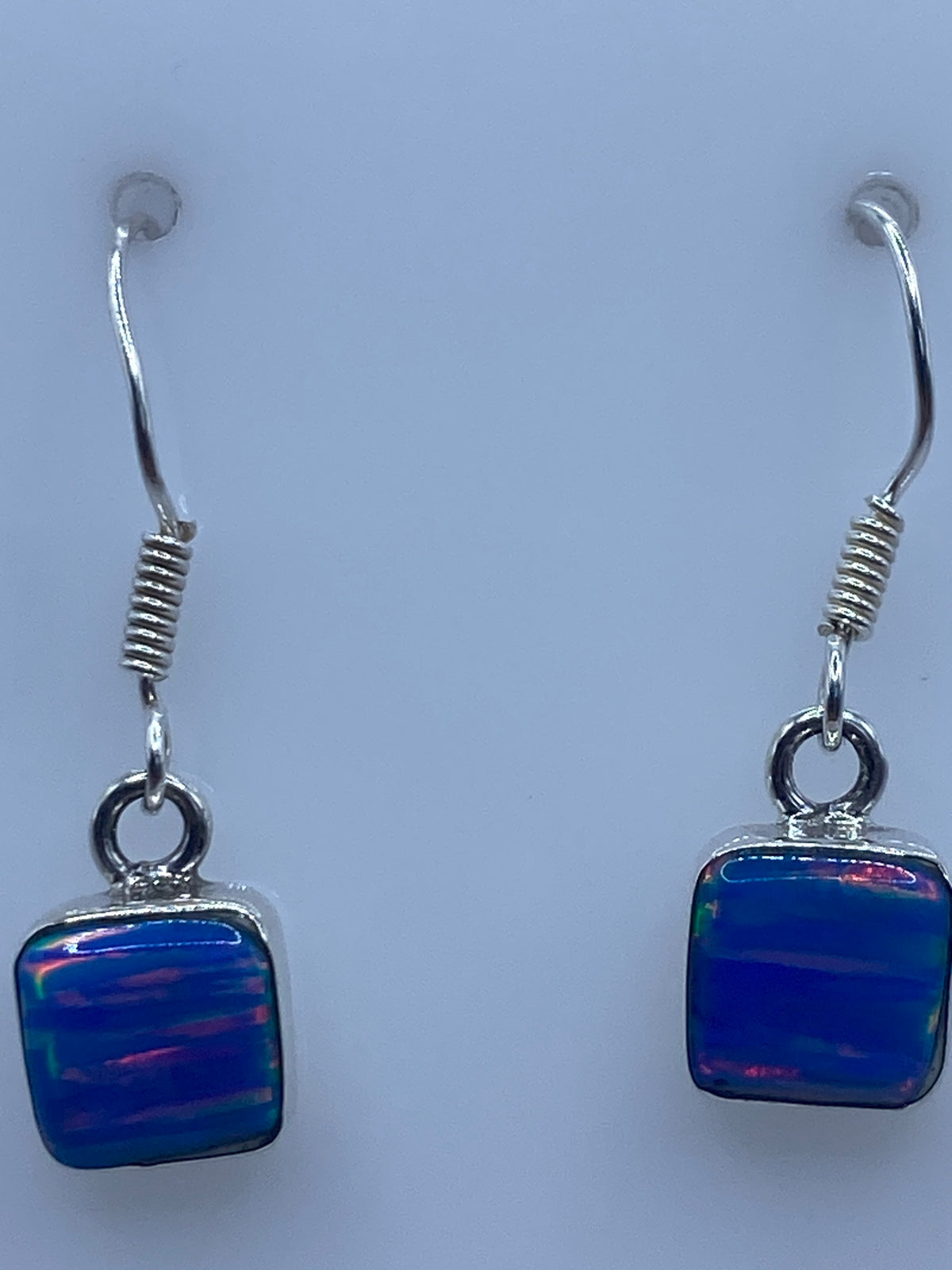 Aretes de plata Taxco con piedra azul sobre fondo claro