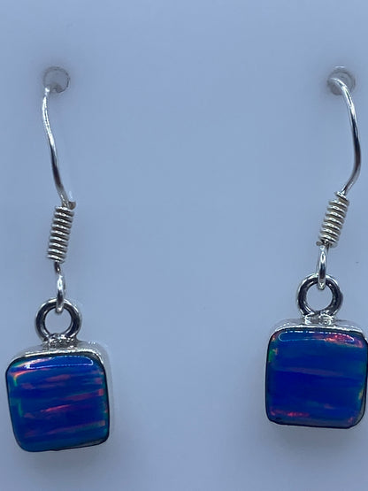 Aretes de plata Taxco con piedra azul sobre fondo claro