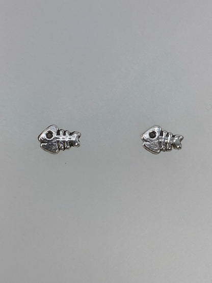 Par de aretes de plata cartoneado minimalistas de 1 cm, colocados sobre medidor de escala