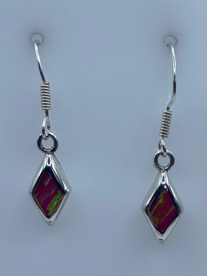 Aretes de plata con Opalo de Fuego rosa colgando en vista frontal