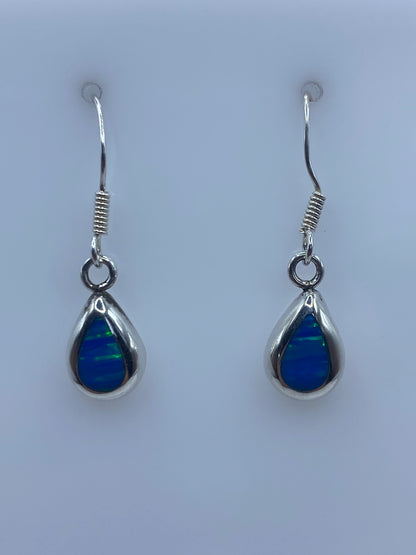 Detalle del engaste a mano del ópalo azul en plata en uno de los aretes
