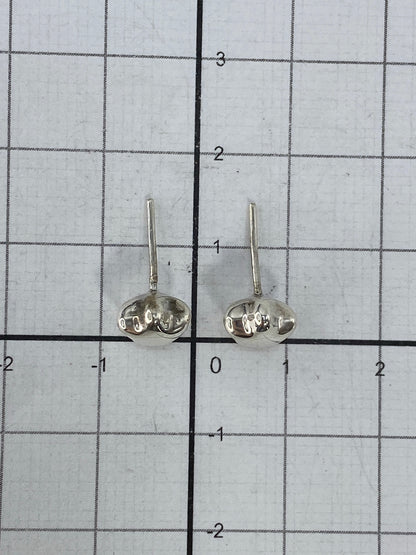 Aretes de plata 925 cartoneado con brillo pulido, sobre fondo gris