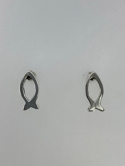 Par de aretes de plata 925 en forma de pez, técnica cartoneado, sobre fondo gris