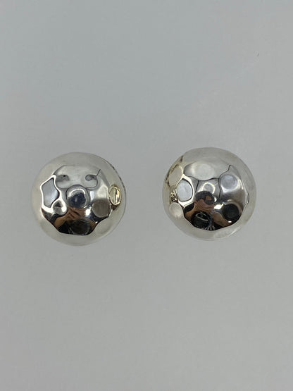 Par de aretes de plata cartoneado minimalista de Taxco, vistos de frente