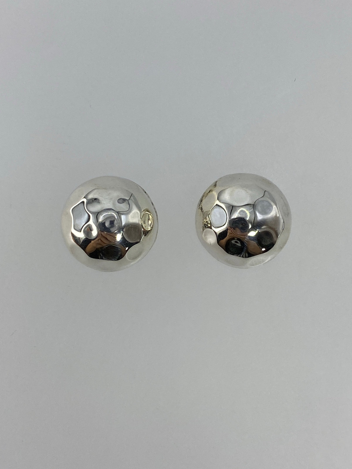 Aretes de plata 925 en cartoneado, detalle del volumen geométrico