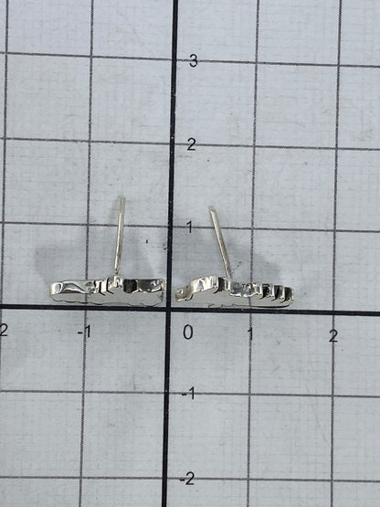 Aretes de plata con luz reflejando el acabado pulido y el Quinto 925