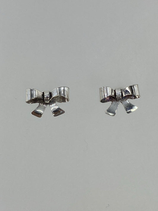 Par de aretes de plata cartoneado en forma de arco minimalista, vista frontal
