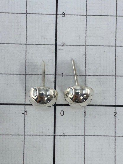 Aretes sobre fondo neutro mostrando el tamaño real (1.5 cm) y el Quinto 925