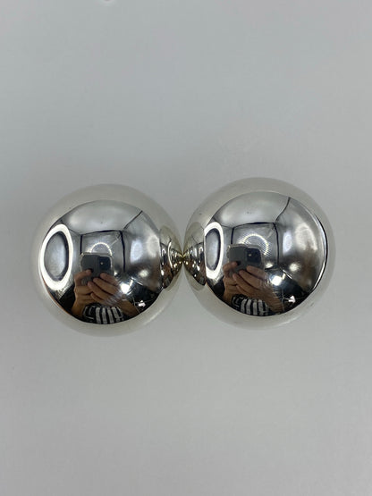 Vista frontal de los aretes de plata 925, diseño minimalista y simétrico