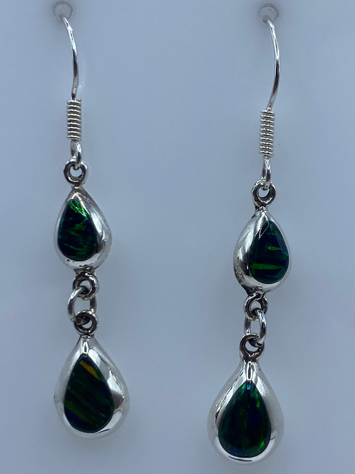 Aretes de plata 925 con ópalo sobre regla milimétrica, largo 4.1 cm