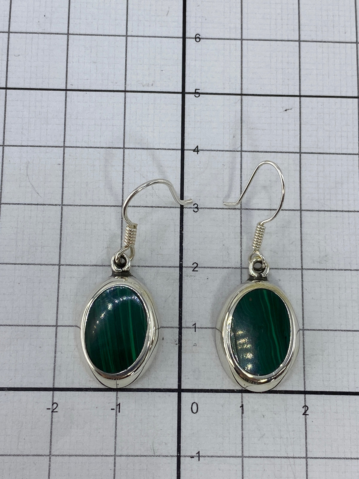 Par de aretes con piedra verde en plata 925, listos para regalo