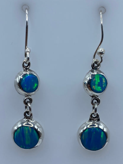 Aretes de plata junto a regla de centímetros mostrando largo de 3.9 cm